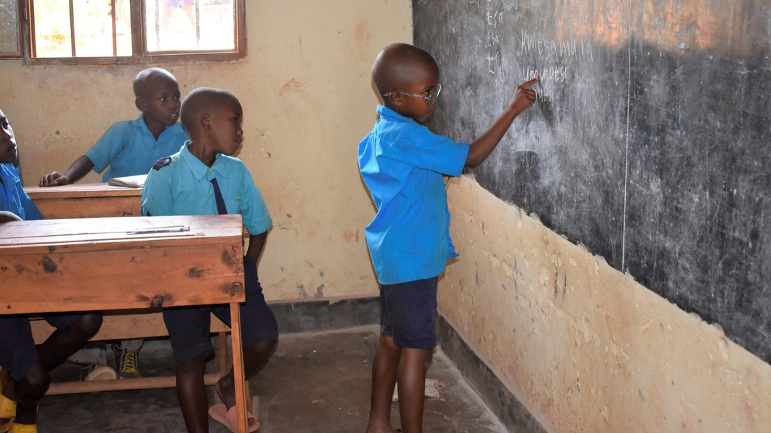 Grâce à ses nouvelles lunettes, Egide retourne en classe