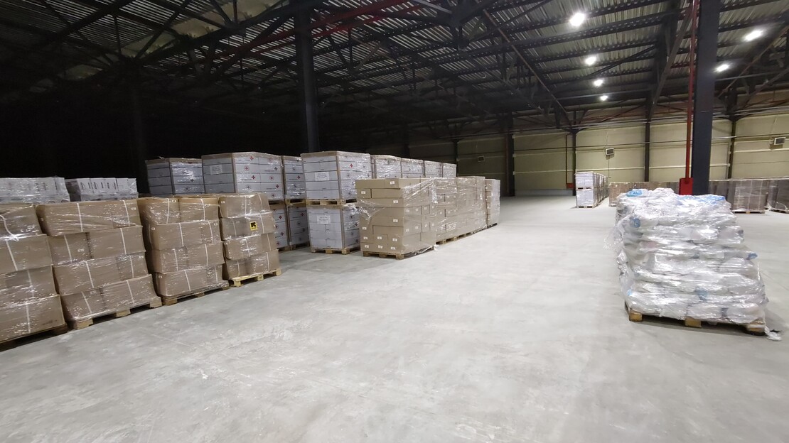 Photos des équipements stockés à l'intérieur de l'entrepôt