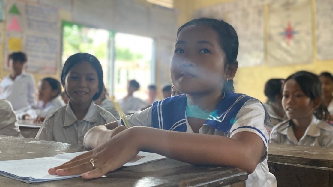 Vuth Ta et sa mère ont été toutes les deux amputées après un terrible accident de la route et ont été appareillées par les équipes de HI au PRC de Kampong Cham, au Cambodge ; }}