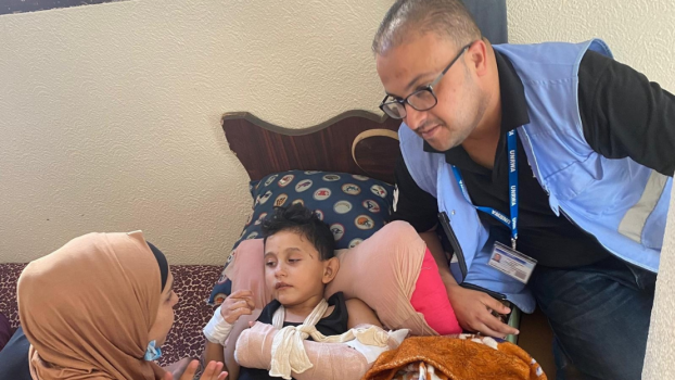 Le personnel et les bénévoles de HI évaluent les besoins et fournissent des appareils et des kits d'assistance aux personnes déplacées dans les abris d'urgence, à Rafah, Gaza, en octobre dernier.; }}