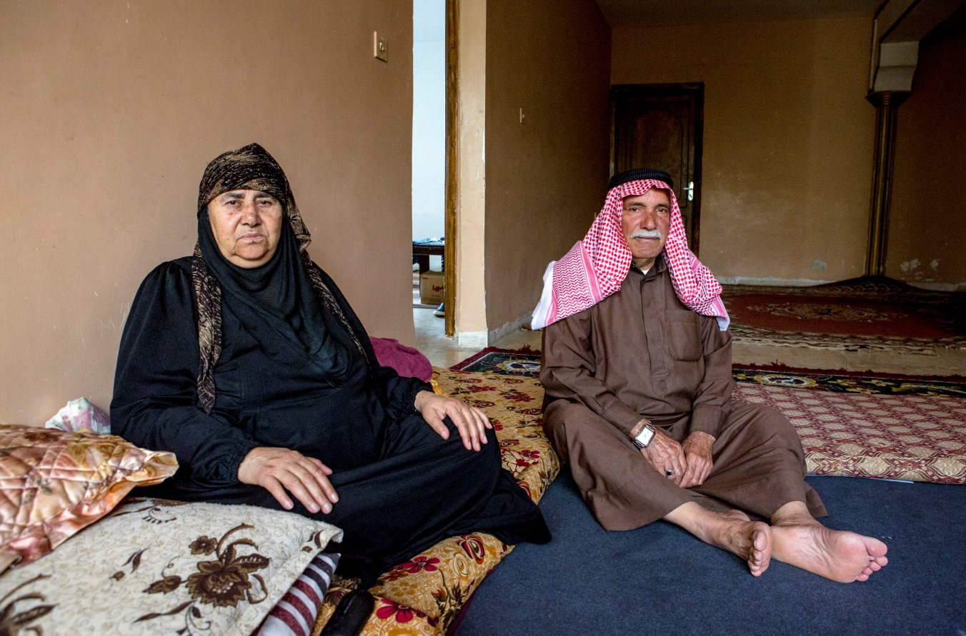 Hussein est touché par une affection dégénérative : le cartilage de son genou se dégrade petit à petit et le fait souffrir dès qu’il utilise ses jambes.  