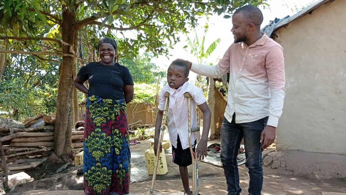 En Ouganda, Salama peut bouger à nouveau et retrouve le chemin de l’école