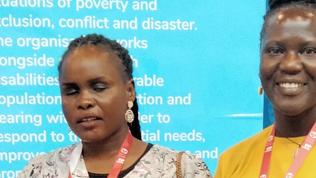 Zekia Musa Ahmed à gauche, pendant la conférence sur le planning familial à Pattaya, en Thaïlande. Novembre 2022 ; }}