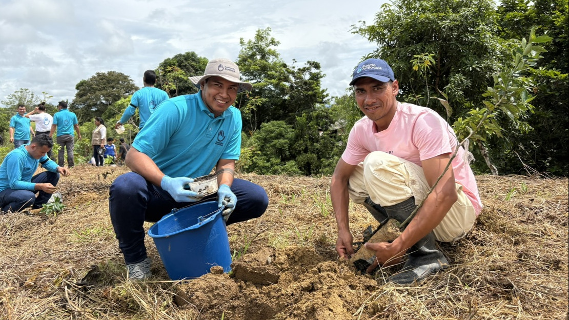 Plantation d’arbres en septembre 2025 à Carepa, Antioquia. À droite, Oscar Graciano, agriculteur et leader communautaire.; }}