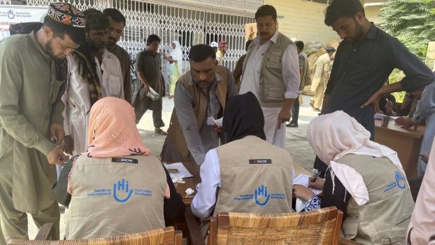 Les équipes de HI à Nowshehra, au Pakistan, au bureau d'enregistrement pour les distributions de fournitures d'urgence.; }}