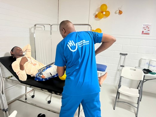 Service de réadaptation d'urgence à Port-au-Prince. Depuis août 2024, HI travaille avec MSF pour soigner les patients dans un hôpital de Port-au-Prince. Alors que la crise a réduit l'accès aux soins, 6 personnes de HI, dont des kinésithérapeutes et un ergothérapeute, accompagnent les blessés après leurs opérations. 196 patients ont été traités en 2024. ; }}