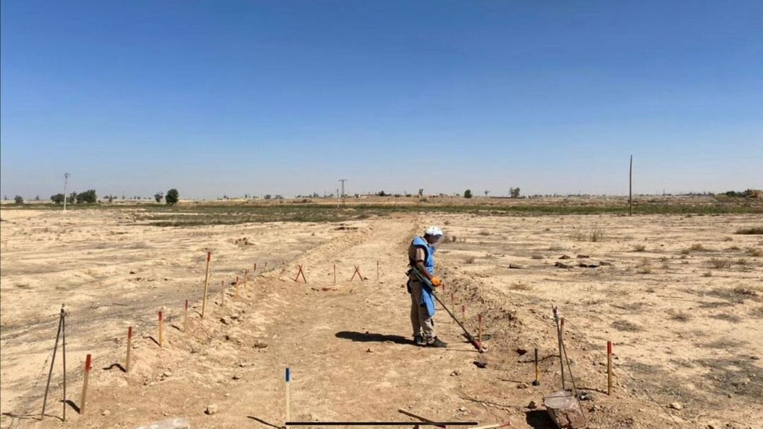 Un démineur de HI pendant une opération de déminage. Beaucoup de champs agricoles sont contaminés par des engins explosifs dans les alentours de Raqqa; }}