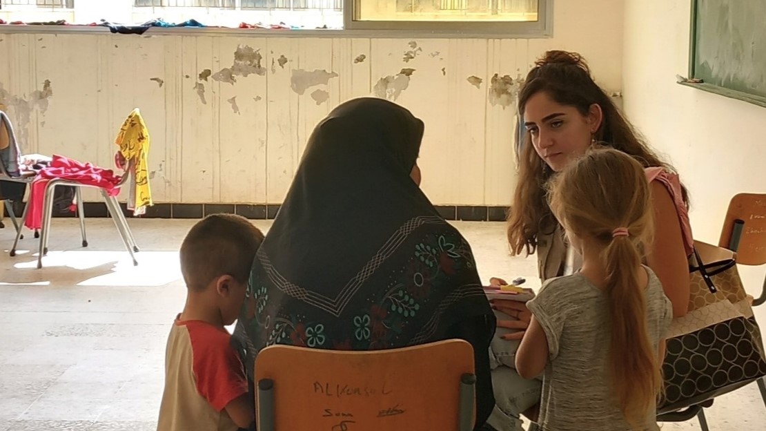 Le psychologue de HI discute avec Amal dans une école de Tyr transformée en centre d'hébergement collectif et gérée par l'Union des municipalités de la région de Tyr. 30 octobre 2023. ; }}