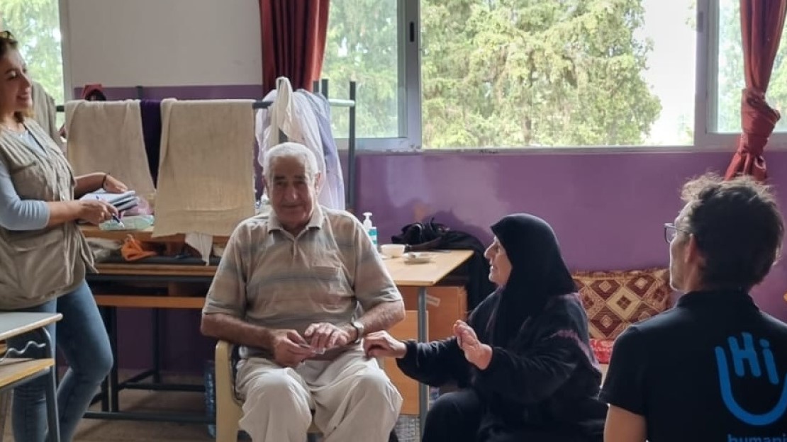 L'équipe d'évaluation de HI avec Hussein et Zahraa dans une école de Tyr transformée en abri collectif géré par l'Union des municipalités de la région de Tyr. 30 octobre 2023; }}