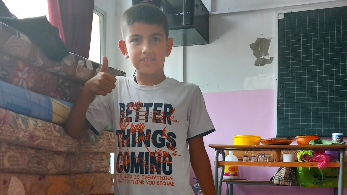 Mohammed dans une école de Tyr transformée en abri collectif et gérée par l'Union des municipalités de la région de Tyr. 30 octobre 2023 ; }}