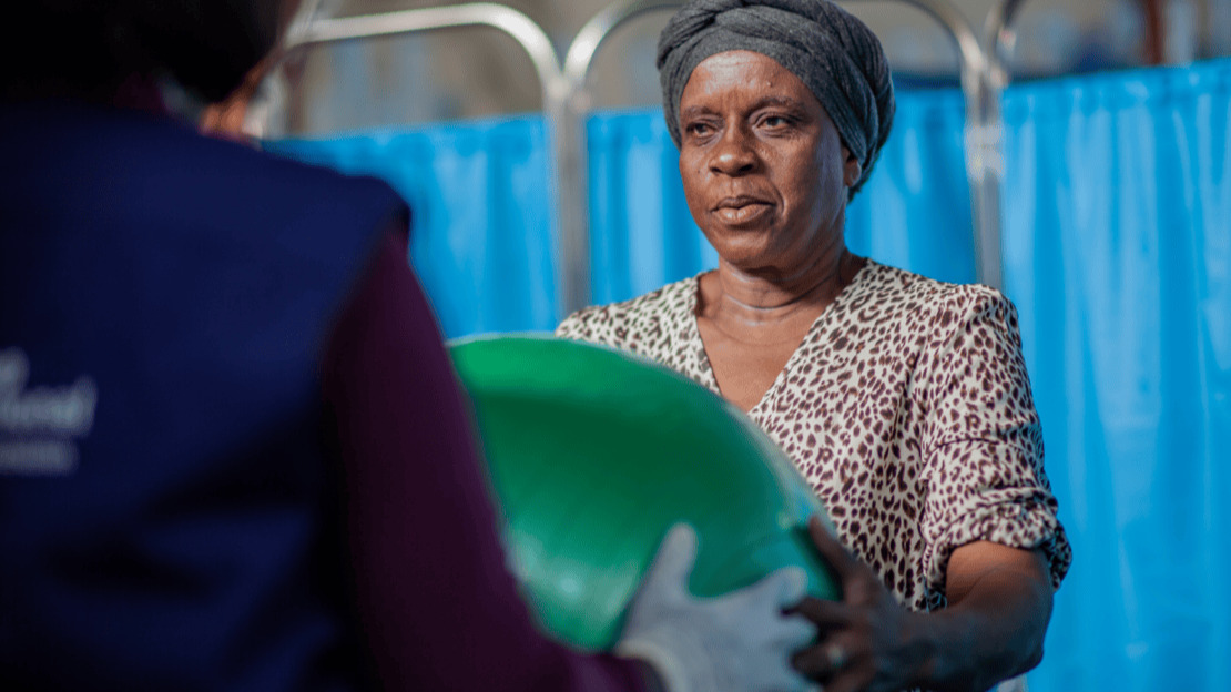 Marie Danielle Benoît, 56 ans, est accompagnée par les équipes de réadaptation de HI sur le site de personnes déplacées de KID, à Port-au-Prince.; }}