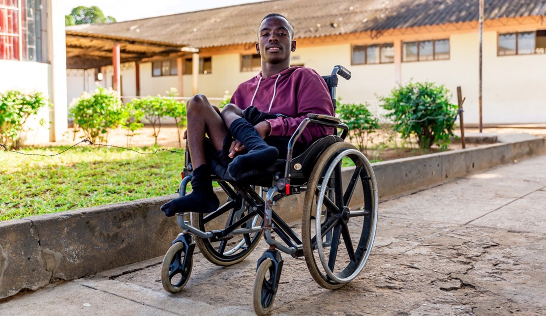 Mario, jeune étudiant de Madagascar dans on fauteuil roulant. ; }}