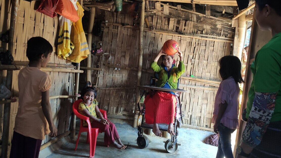 Le rêve de Forida devenu réalité : ses deux filles jouent avec les autres enfants