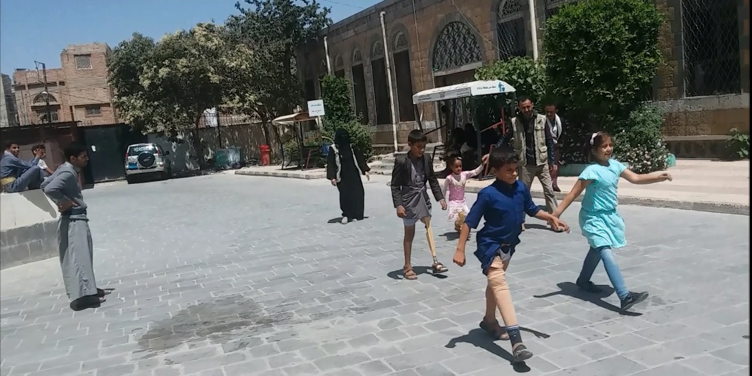 Zakaria apprend à marcher avec une prothèse fournie par HI