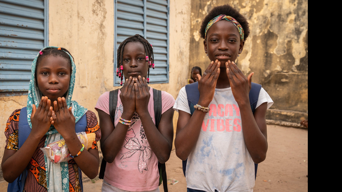 L’école pour toutes : le parcours d’inclusion de Rogette, écolière malentendante
