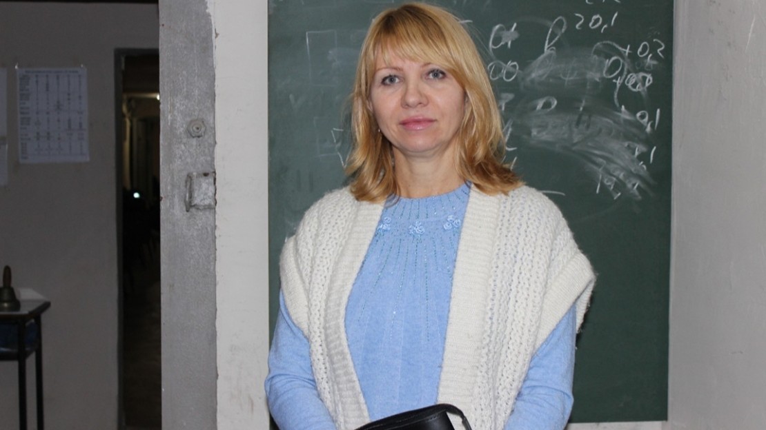 Tamara Plokha, directrice adjointe de l’école de Kamyanske, novembre 2025. © L. Hutsul / HI; }}