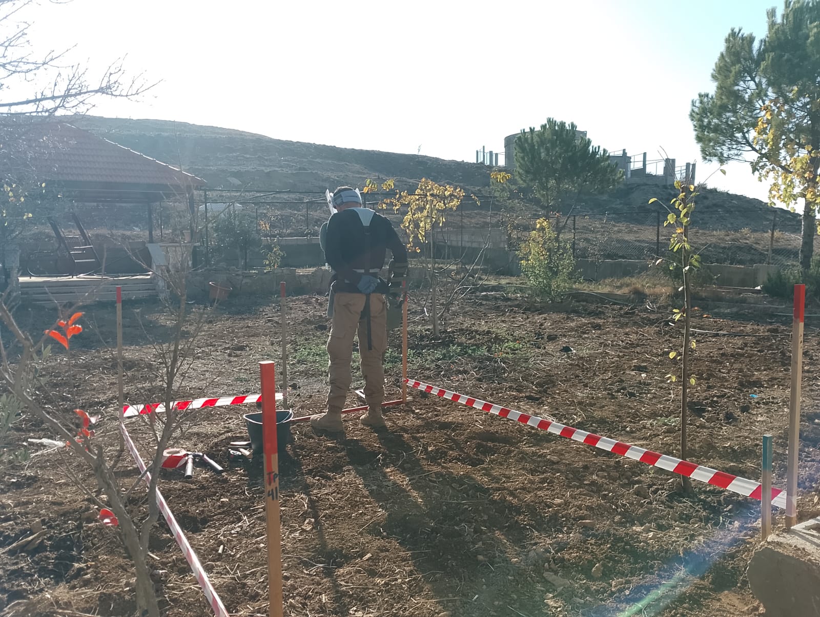 Un démineur testant son équipement au Mount Lebanon. ; }}