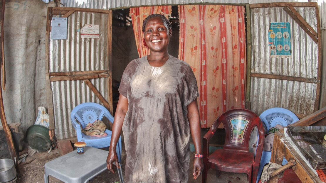 Dans le camp de réfugiés de Kalobeyei, Judita dirige un hôtel et une épicerie