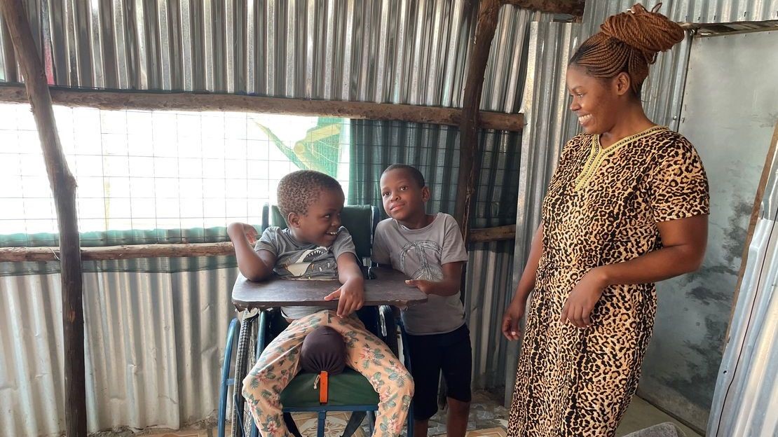 Jolie et Lydia : deux sœurs réfugiées et handicapées soignées par HI