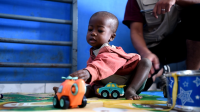Nasolo pushes a toy car during stimulation therapy. © Parany.Photo / HI