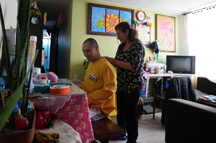 Gloria and her son are in their living-room.